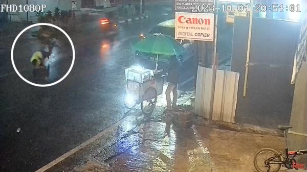 Tukang Parkir Tertabrak Sepeda Motor di Jalan Sutsen Tasikmalaya Terekam CCTV