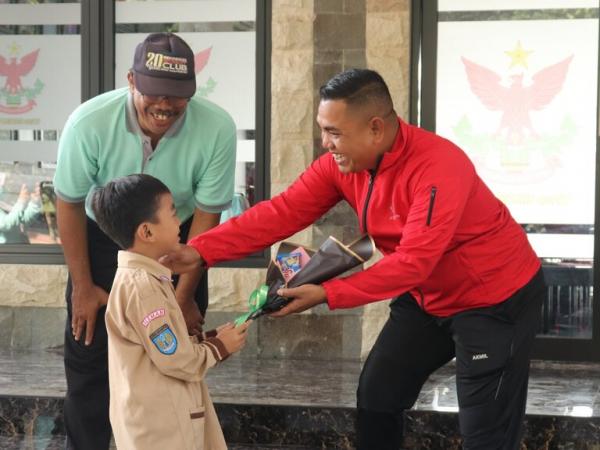 Peringati HUT TNI, Siswa SDN Condongcatur Bagikan Bunga di Yonmek 403 Wirasada Pratista