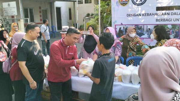 Jumat Berkah, Kelurahan Cabean Bagikan 100 Paket Sembako ke Masyarakat