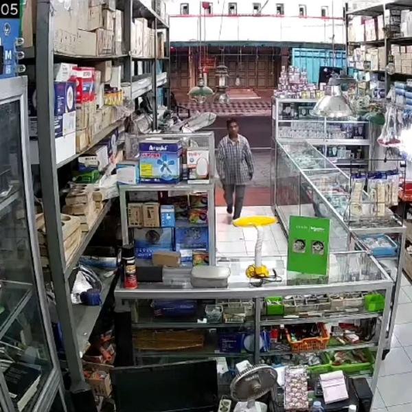 Aksi Pencurian Modus Pengemis Terekam CCTV di Toko Alat Listrik di Parepare, Gasak Uang Tunai
