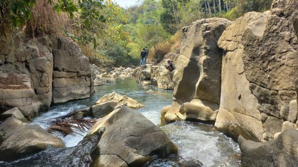 Bak Surga Tersembunyi, Wisata Sungai Leuwi Tonjong di Tasikmalaya Suguhkan Panorama Menakjubkan