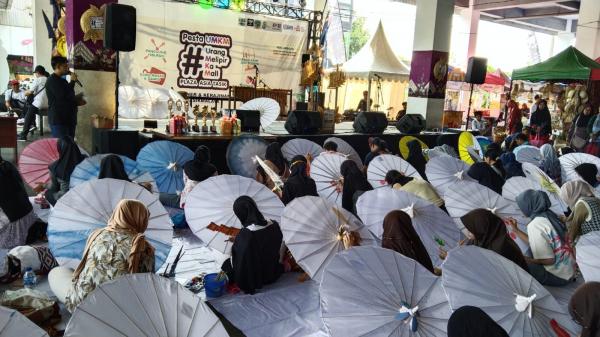 Lomba Melukis Payung Geulis di Plaza Asia Tasikmalaya: Lestarikan Kerajinan Khas Kota Tasik