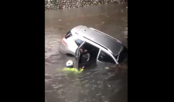 Keren! Polisi Ini Selamatkan Nyawa Seorang Sopir yang Terjebak Banjir Bandang