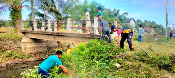 Brimob Aceh dan TNI Gotong Royong Bersama Warga Bersihkan Sungai Kumbang