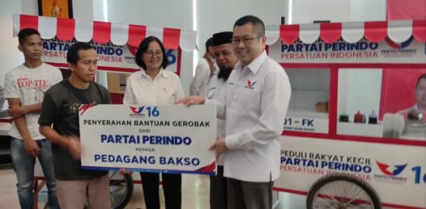 Ke Sulbar, Ketum DPP Parindo Hary Tanoesoedibjo Bagikan Gerobak Bakso untuk Warga Mamuju