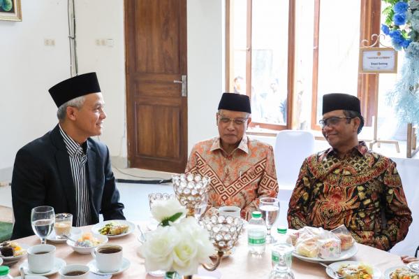 Ganjar Mahfudz Akrab di Acara Pernikahan Keluarga PonPes KHAS Kempek Cirebon