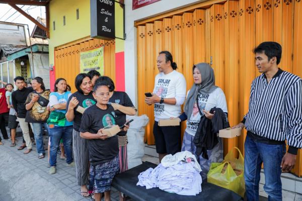 Aksi Sosial Kowarteg Ganjar Tuai Respons Positif Warga Surabaya