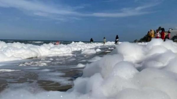 Kejadian Langka di Pantai Tohia, Gunungsitoli: Fenomena Busa bak Salju yang Mengejutkan Warga 