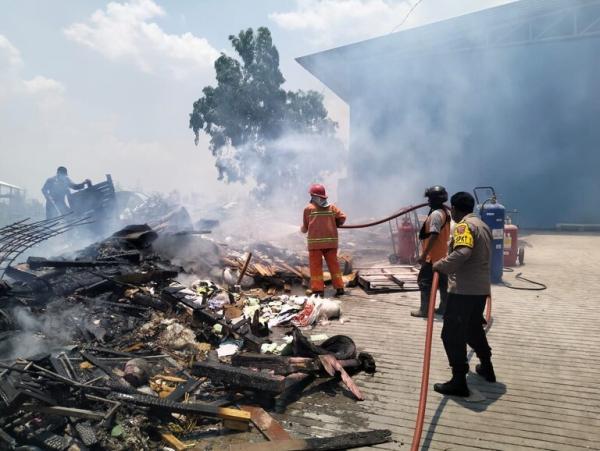 Kebakaran Hari Ini di Sragen, Limbah Palet Kayu di Pabrik Tekstil Terbakar