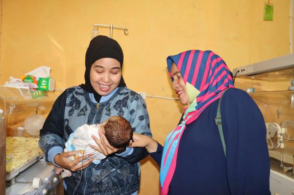 Kapolres dan Ketua Bhayangkari Padangsidimpuan Bantu Biaya Operasi Bayi Penderita Penyumbatan Usus
