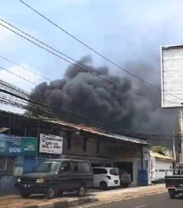 Pembakaran Ban Bekas Sambar Bengkel Alat Berat di Kota Serang