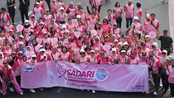 Charm dan YKPI Gelar Ayo SADARI Setelah Menstruasi Fun Walk dengan 100 Survivor Kanker Payudara