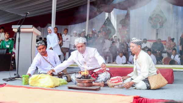 Tradisi Nyangku di Panjalu Ciamis: Penyucian Benda Pusaka, Memelihara Warisan Budaya