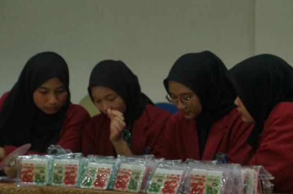 Manfaatkan Limbah Kulit Buah, Pelajar SMK Negeri 6 Jakarta Ciptakan Produk Penghilang Bau Kaki