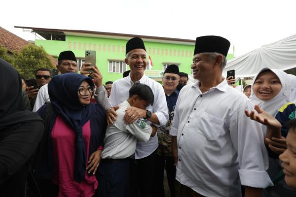 Momen Haru Siswa MTs NU Tasikmalaya Ingin Dijadikan Anak Angkat dan Minta Dipeluk Ganjar Momen Haru Siswa MTs NU Tasikmalaya Ingin Dijadikan Anak Angkat dan Minta Dipeluk Ganjar