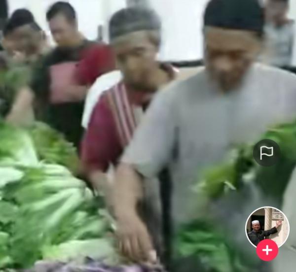Viral, Usai Salat Subuh Puluhan Jamaah Masjid Ngantri Ambil Sayuran Gratis