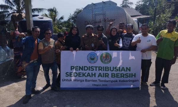 Dampak Kemarau Panjang! PPLHI dan Duta Lingkungan Hidup Cilegon, Salurkan Air Bersih