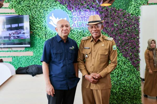 Bupati Ruhimat Minta KemenKopUKM Bimbing Petani dan Peternak Sapi Perah di Subang
