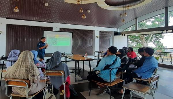 Dosen STFI Bandung Latih Pemuda Cimahi Teknik Kemasan dan Pemasaran Sabun Scrub Organik