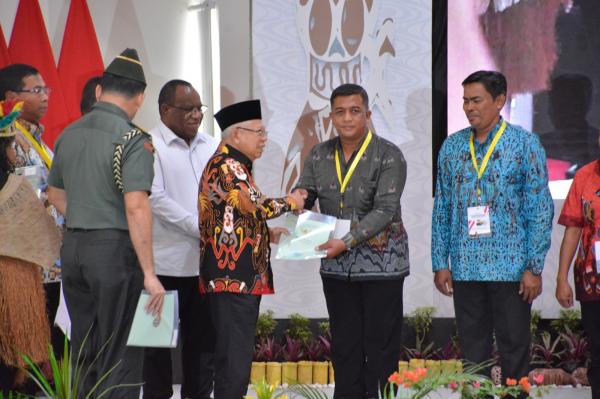 Penyerahan Sertifikat Tanah oleh Wakil Presiden RI di Papua Youth Creative Hub