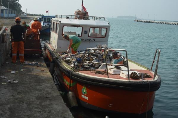 Ribuan Ton Sampah Plastik dari Laut Berhasil Dibersihkan Petugas Dinas Kebersihan