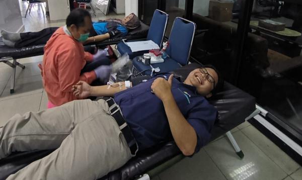 Bantu Sesama, Puluhan Pegawai PLN Ponorogo Lakukan Donor Darah