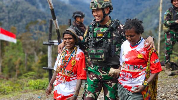 Pererat Ikatan Silaturahmi dengan Warga, Satgas Yonif 330 Bagikan Kaos 