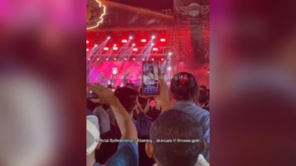 Viral, Pria Video Call Teman Wanitanya Saat Nonton Konser Berujung VCS Bikin Salfok