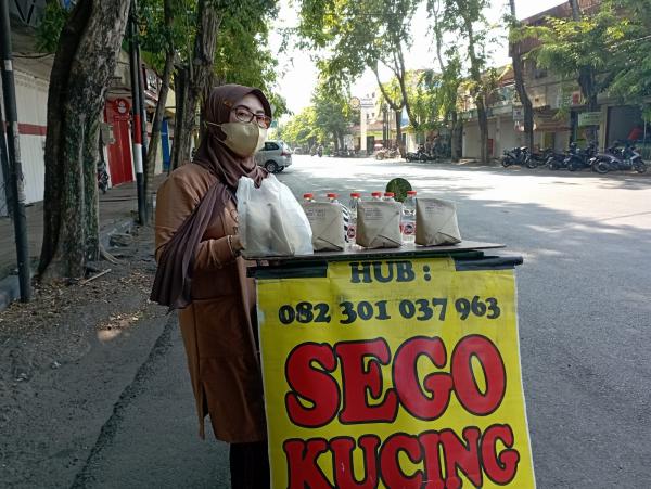 Penjual Nasi Kucing di Kota Probolinggo Menjamur, Ternyata Segini Penghasilannya
