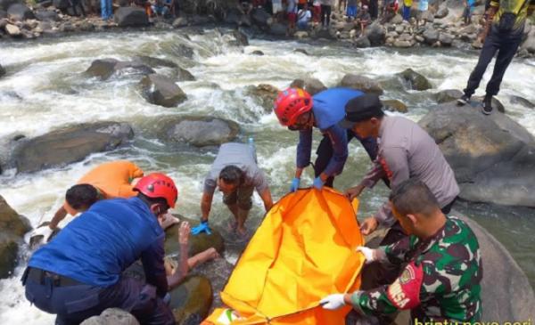 Terpeleset di Aliran Sungai Cimandiri Sukabumi, Lansia Ditemukan Tewas Tersangkut Batu