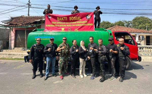 Bakti Sosial, Jajaran Korps Brimob Polri Distribusikan Air Bersih kepada Warga Terdampak Kekeringan