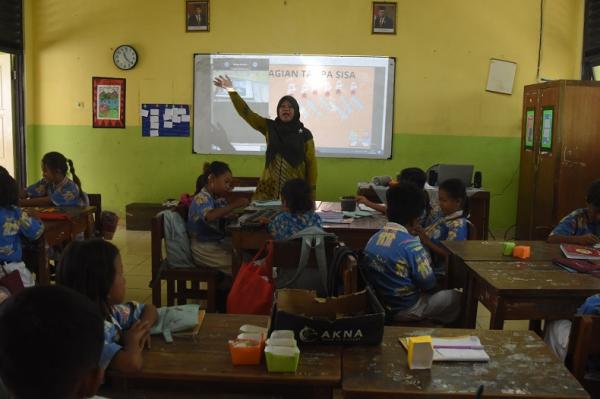 Aktifitas Belajar di SDN Pulau Panggang, Kepulauan Seribu
