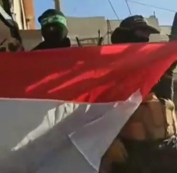 Viral! Perang Memanas, Pejuang Palestina Kibarkan Bendera Merah Putih di Gaza