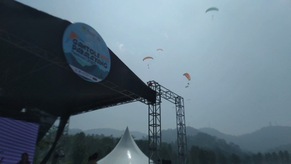 Gantole Paralayang, Destinasi Wisata Olahraga Seru di Kawasan Puncak Bogor