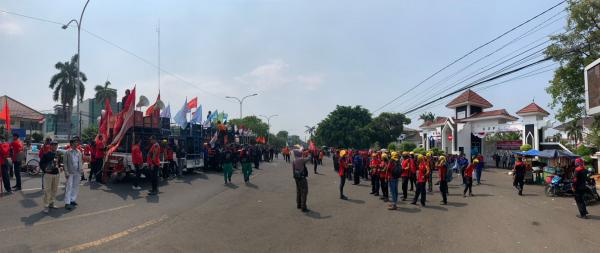 Kantor Pemkab Karawang Dikepung Ratusan Buruh, Tuntut Kenaikan Upah di Tahun 2024