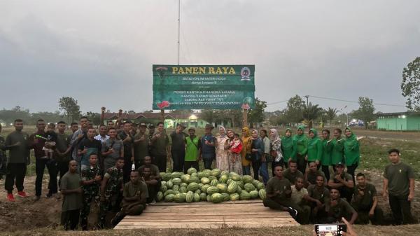 Wujudkan Ketahanan Pangan, Danyonif 757/GV Panen Buah Semangka Dilahan Kebun Kompi Senapan B