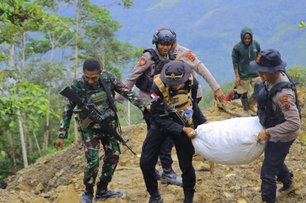 Sinergi TNI-POLRI di Kabupaten Yalimo, Gotong Royong Bantu Masyarakat Melewati Tanah Longsor