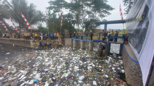 Sungai Cikalang Penuh Sampah, PUTR Kota Tasikmalaya Gelar Aksi Bersih-Bersih