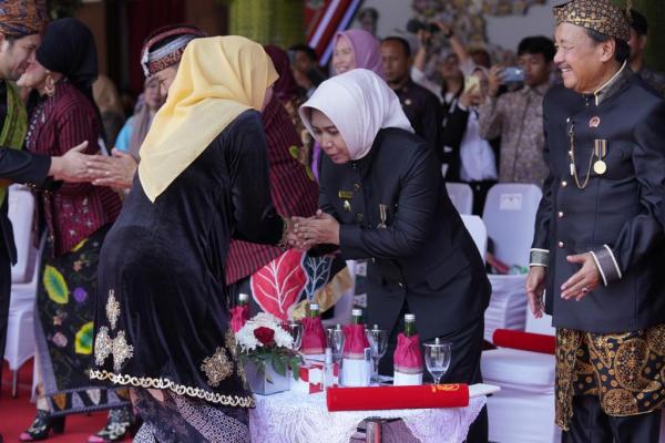 Gubernur Khofifah Beri Penghargaan Jer Basuki Mawa Beya ke Wali Kota Mojokerto Ika Puspitasari