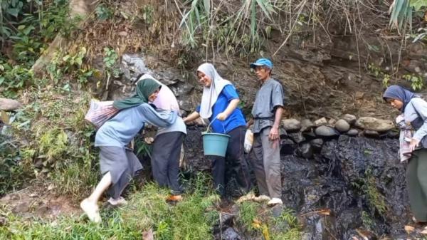 Mendambakan Jalan Mulus, Ibu-Ibu di Linggamanik Tasikmalaya Bertaruh Nyawa Mengambil Batu dan Pasir