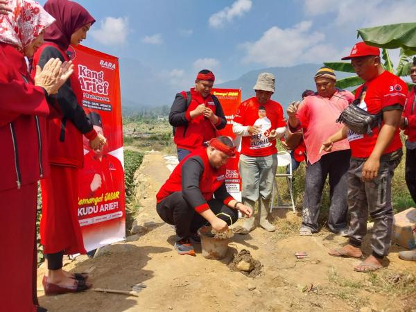 Kang Arief Rachman Bantu Bangun Jalan Akses Pertanian di Cipanas, Warga : Ini Bukti Bukan Janji