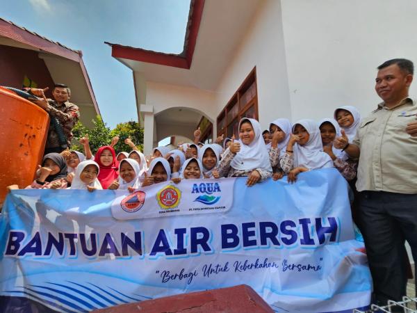 Salurkan Bantuan Air Bersih, Pabrik Aqua Cianjur Konsisten Produksi Air Minum Berkualitas Tinggi