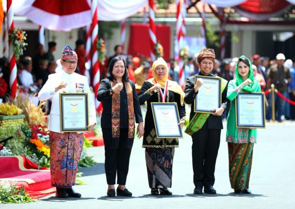 Cantiknya Arumi Bachsin di HUT Jawa Timur ke-78, Foto Bareng Suami dan Gubernur Terlihat Anggun