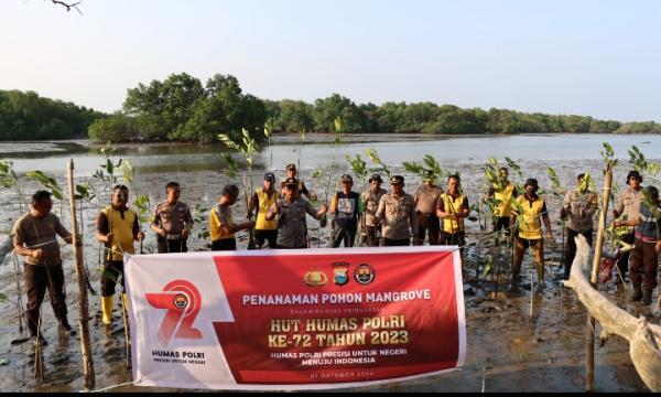 HUT Humas Polri, Polres Palopo Tanam 150 Pohon Mangrove