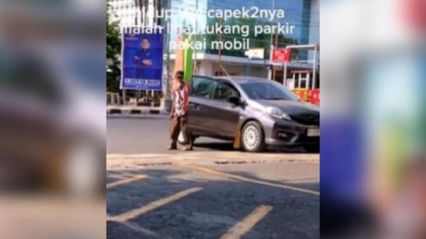 Heboh! Tukang Parkir Kerja Bawa Mobil, Netizen: Gw Sampai Tipes Cuma Punya Motor