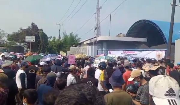 Tuntut Stockpile Ditutup, Ribuan Warga Bojonegara dan Pulo Ampel Lakukan Aksi Demonstrasi