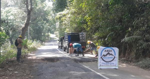 Tak Kunjung Diperbaiki, Warga Kawasan Ijen Tambal Jalan Rusak  Secara Swadaya