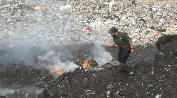 Asap dan Api Masih Menyala di TPA Sampah Cikolotok Purwakarta