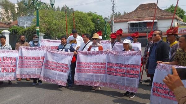 Penghuni Apartemen Malioboro City Gelar Aksi di Kepatihan Bersama Prajurit Bregodo