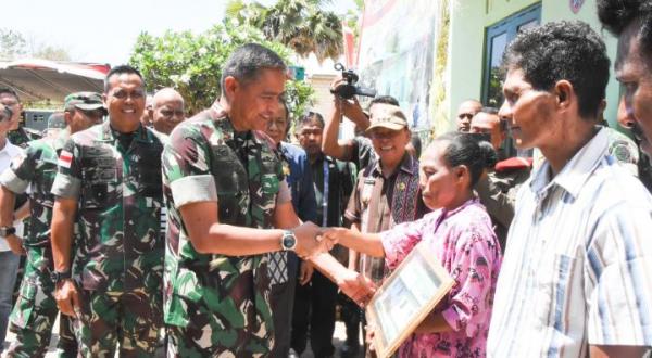 Pangdam IX Udayana Resmikan Miniatur Program Binter Unggulan TNI AD di Desa Sumlili